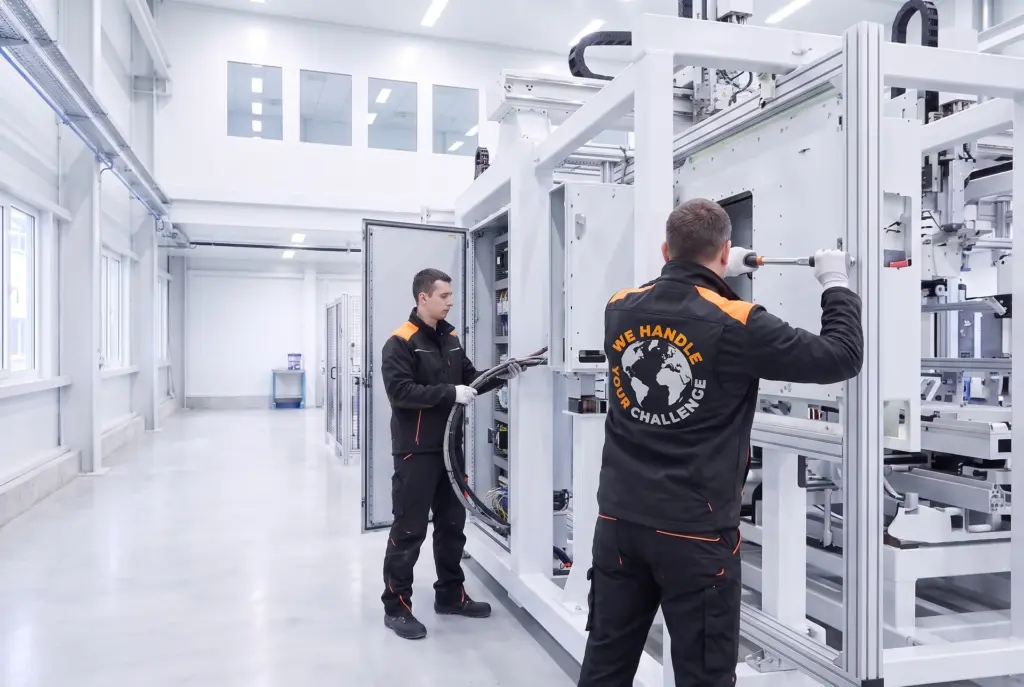 Monteurs bouwen een machinemodule op in een productiehal